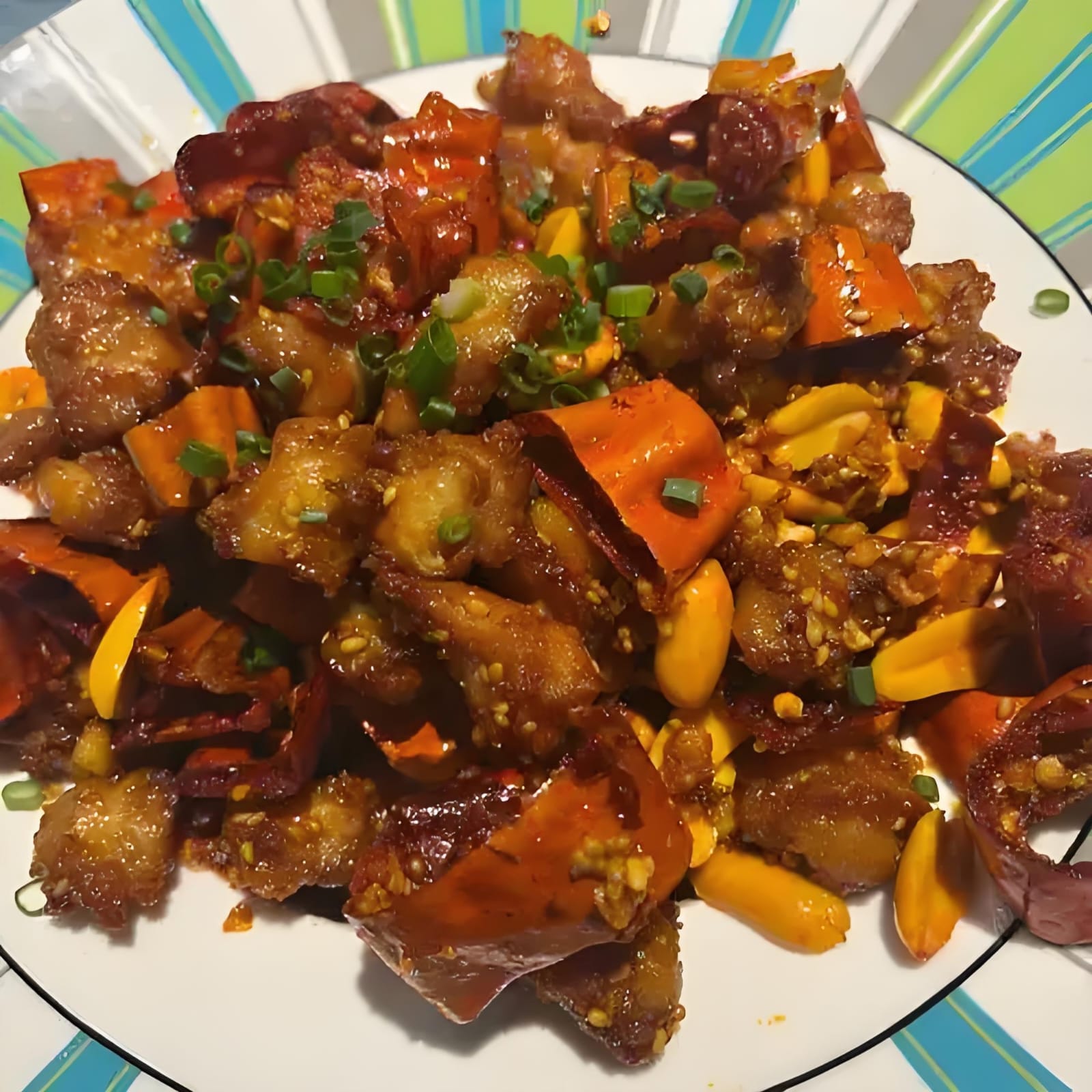 32. Жареные свинина рёбрышки в остром соусе с кусочками курицы